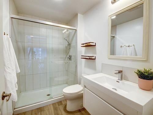 Salle de bains attenante Ã  la CCP - 315-245 Ch. Bates, Mont-Royal, QC - Indoor Photo Showing Bathroom