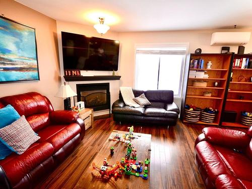 Salon - 301-350 Rue Sylvio-Mantha, Vaudreuil-Dorion, QC - Indoor Photo Showing Living Room With Fireplace