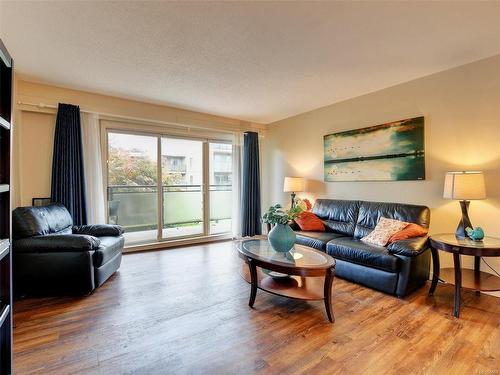 205-1419 Stadacona Ave, Victoria, BC - Indoor Photo Showing Living Room