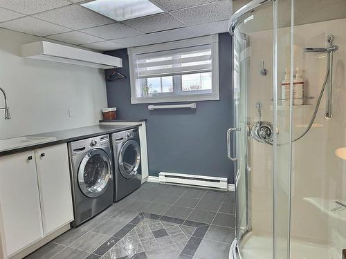 Salle de bains - 118 Rue Du Lac, Notre-Dame-Du-Nord, QC - Indoor Photo Showing Laundry Room