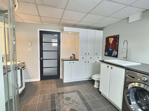 Salle de bains - 118 Rue Du Lac, Notre-Dame-Du-Nord, QC - Indoor Photo Showing Laundry Room