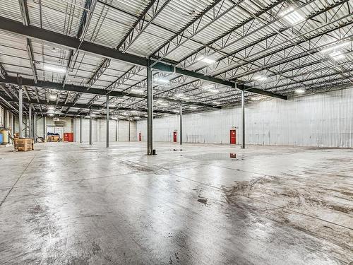 Warehouse - 5 Rue Industrielle, Saint-Roch-De-L'Achigan, QC - Indoor Photo Showing Garage