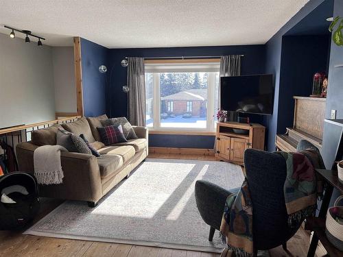 52 Steedman Drive, Marathon, ON - Indoor Photo Showing Living Room