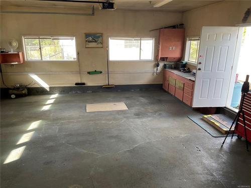 7059 Beaver Creek Rd, Port Alberni, BC - Indoor Photo Showing Garage
