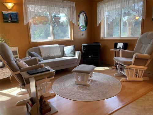 7059 Beaver Creek Rd, Port Alberni, BC - Indoor Photo Showing Living Room