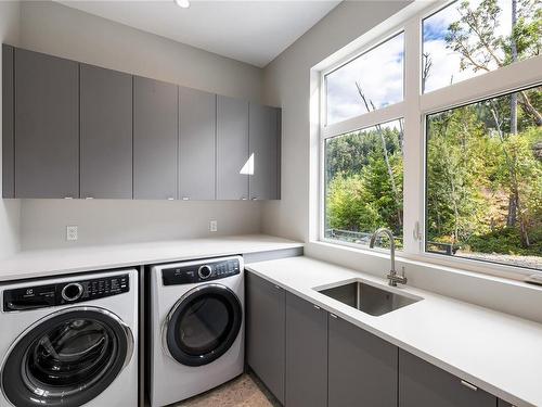 7545 Copley Ridge Dr, Lantzville, BC - Indoor Photo Showing Laundry Room
