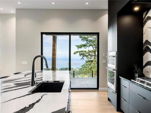 7545 Copley Ridge Dr, Lantzville, BC - Indoor Photo Showing Kitchen With Upgraded Kitchen