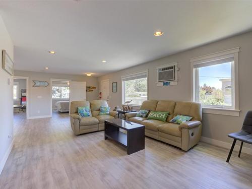 4244 Beach Avenue, Peachland, BC - Indoor Photo Showing Living Room