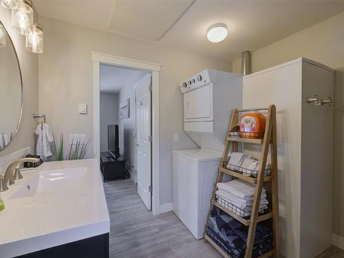4244 Beach Avenue, Peachland, BC - Indoor Photo Showing Laundry Room