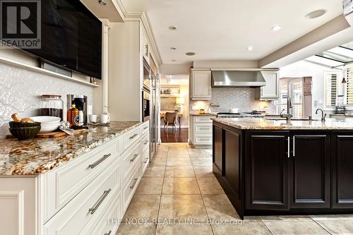 9 Hanover Crt, Whitby, ON - Indoor Photo Showing Kitchen With Upgraded Kitchen