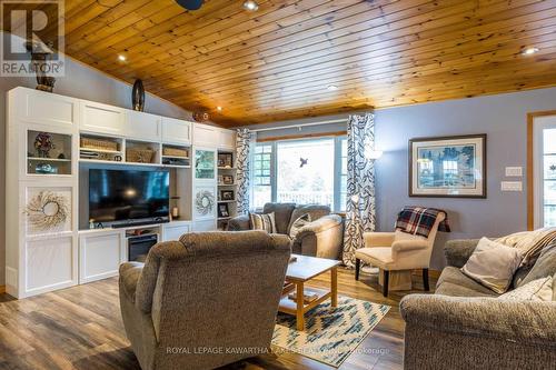 6333 County 121 Rd, Minden Hills, ON - Indoor Photo Showing Living Room