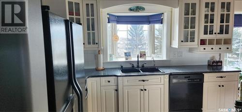 5 275 Alpine Crescent, Swift Current, SK - Indoor Photo Showing Kitchen With Double Sink