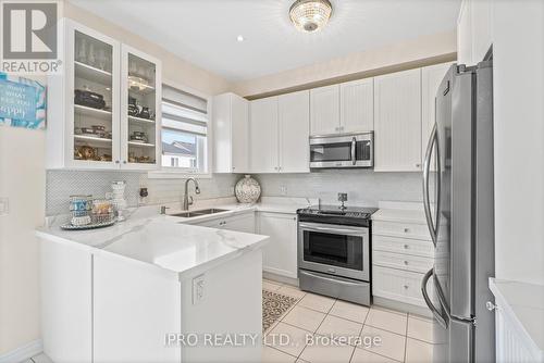 236 Johnson Dr, Shelburne, ON - Indoor Photo Showing Kitchen With Double Sink With Upgraded Kitchen