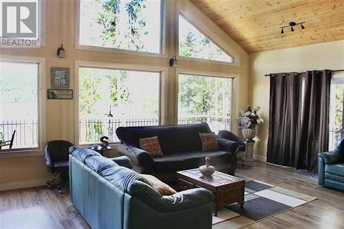 9019 S Mahood Lake Road, Canim Lake, BC - Indoor Photo Showing Living Room