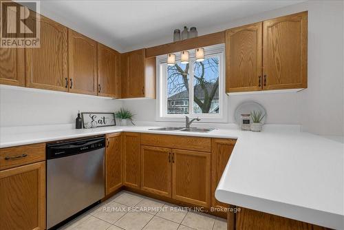 98 Summers Dr, Thorold, ON - Indoor Photo Showing Kitchen With Double Sink