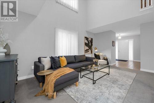98 Summers Drive, Thorold, ON - Indoor Photo Showing Living Room