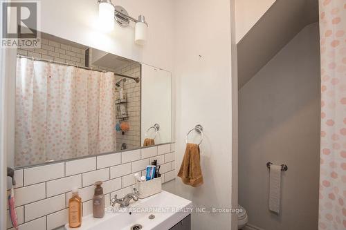 212 Sheridan St, Brantford, ON - Indoor Photo Showing Bathroom