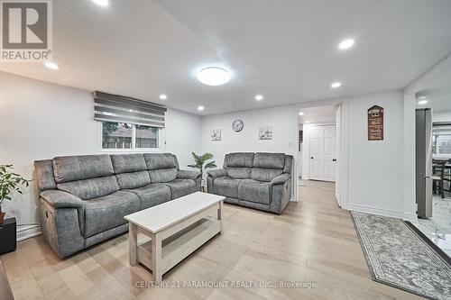 15 Knights Rd, Oshawa, ON - Indoor Photo Showing Living Room