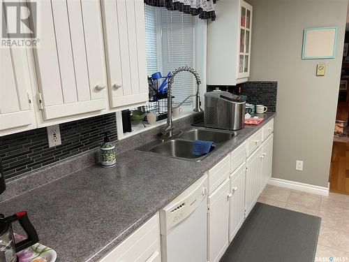 461 Mistusinne Crescent, Mistusinne, SK - Indoor Photo Showing Kitchen With Double Sink