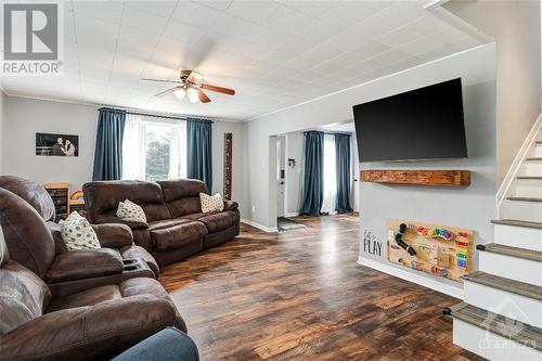 201 Jack Street, Kemptville, ON - Indoor Photo Showing Living Room