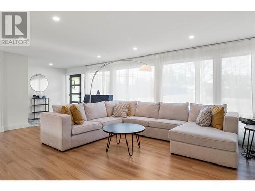 2506 Hillsborough Place, Kelowna, BC - Indoor Photo Showing Living Room