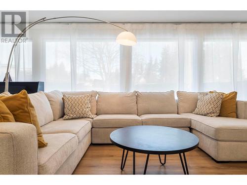 2506 Hillsborough Place, Kelowna, BC - Indoor Photo Showing Living Room