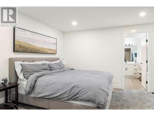 2506 Hillsborough Place, Kelowna, BC - Indoor Photo Showing Bedroom