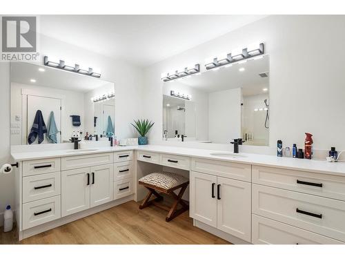 2506 Hillsborough Place, Kelowna, BC - Indoor Photo Showing Bathroom