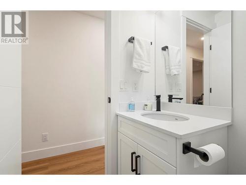 2506 Hillsborough Place, Kelowna, BC - Indoor Photo Showing Bathroom