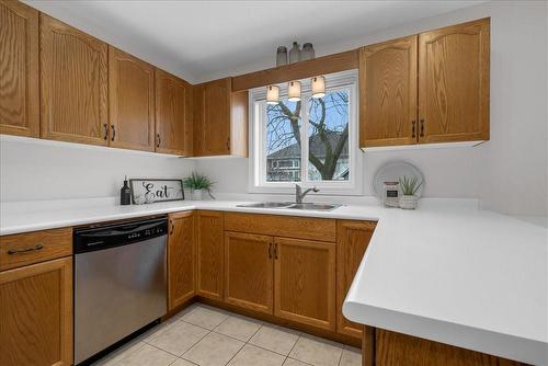98 Summers Drive, Thorold, ON - Indoor Photo Showing Kitchen With Double Sink