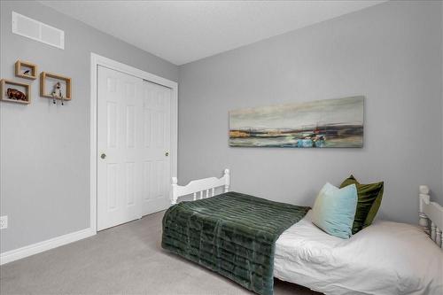 98 Summers Drive, Thorold, ON - Indoor Photo Showing Bedroom