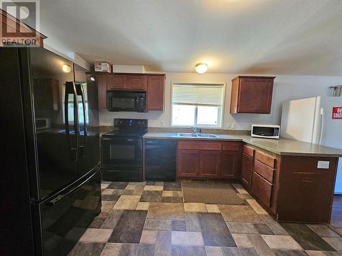 7882 Highway 29S Highway, Chetwynd, BC - Indoor Photo Showing Kitchen With Double Sink