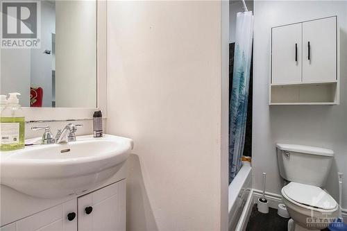 Unit 2 bath - 295 Bell Street S, Ottawa, ON - Indoor Photo Showing Bathroom