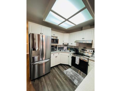 10 - 7595 Pioneer Avenue, Radium Hot Springs, BC - Indoor Photo Showing Kitchen