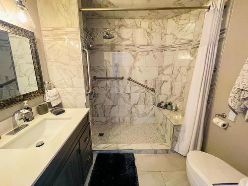10 - 7595 Pioneer Avenue, Radium Hot Springs, BC - Indoor Photo Showing Bathroom