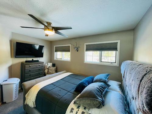 10 - 7595 Pioneer Avenue, Radium Hot Springs, BC - Indoor Photo Showing Bedroom