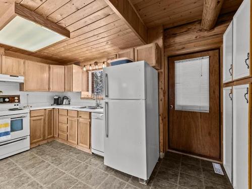 9223-9227 Knouff Lake Rd, Kamloops, BC - Indoor Photo Showing Kitchen