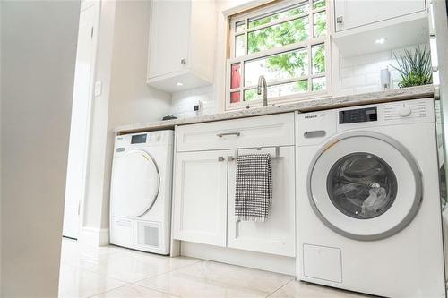 13 Tynedale Court, Carlisle, ON - Indoor Photo Showing Laundry Room