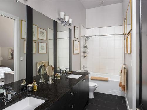 1029 Joan Cres, Victoria, BC - Indoor Photo Showing Bathroom