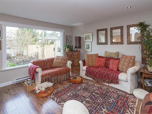 10015 Siddall Rd, Sidney, BC - Indoor Photo Showing Living Room