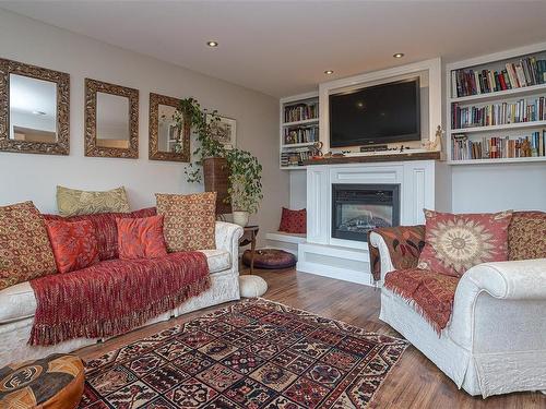10015 Siddall Rd, Sidney, BC - Indoor Photo Showing Living Room With Fireplace