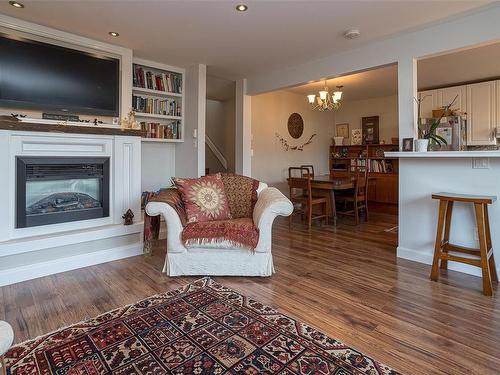 10015 Siddall Rd, Sidney, BC - Indoor Photo Showing Living Room With Fireplace