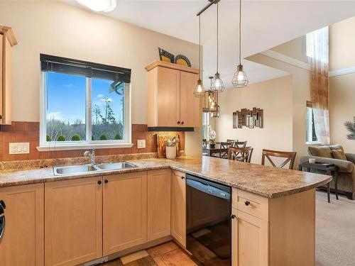 41 Stoneridge Dr, View Royal, BC - Indoor Photo Showing Kitchen With Double Sink