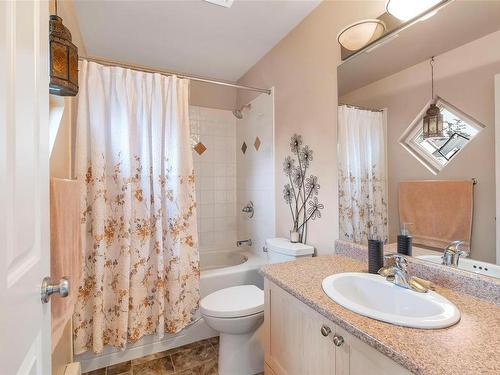 41 Stoneridge Dr, View Royal, BC - Indoor Photo Showing Bathroom