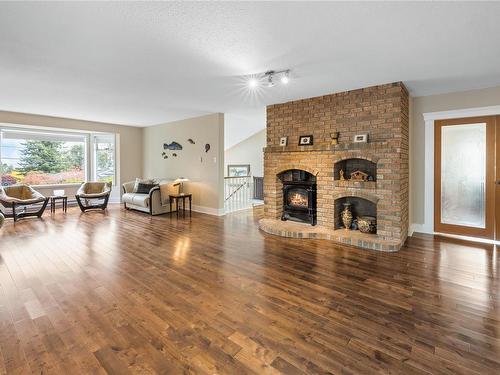 214 Hoylake Rd West, Qualicum Beach, BC - Indoor Photo Showing Living Room With Fireplace