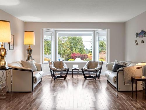 214 Hoylake Rd West, Qualicum Beach, BC - Indoor Photo Showing Living Room