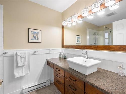 214 Hoylake Rd West, Qualicum Beach, BC - Indoor Photo Showing Bathroom