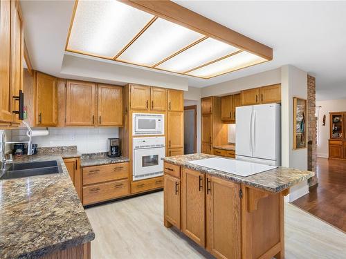 214 Hoylake Rd West, Qualicum Beach, BC - Indoor Photo Showing Kitchen With Double Sink