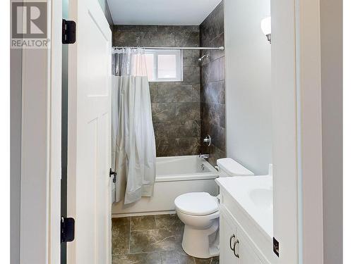 948 89 Avenue, Dawson Creek, BC - Indoor Photo Showing Bathroom