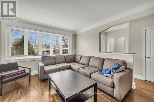 39 Bland Avenue, Hamilton, ON - Indoor Photo Showing Living Room